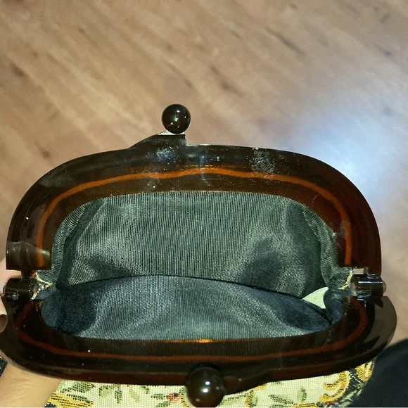 VINTAGE TAPESTRY FLORAL COIN PURSE WITH LUCITE KISS LOCK HAND MADE IN JAPAN - Picture 8 of 8